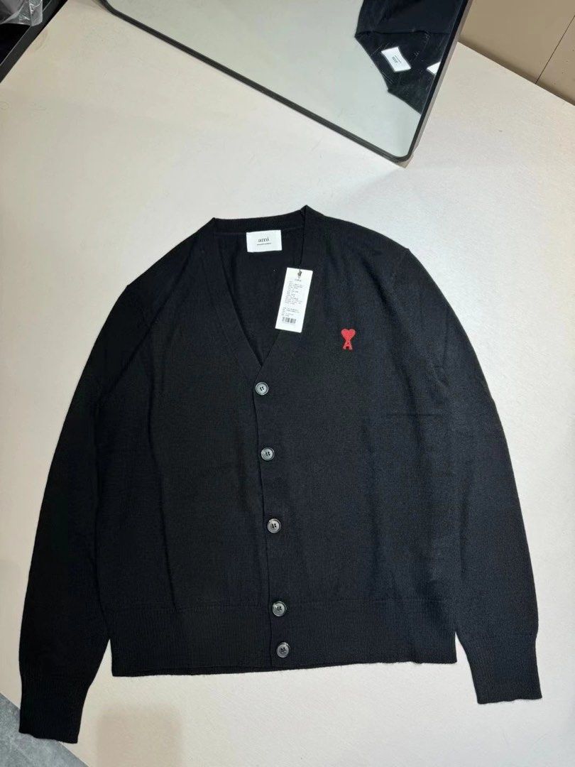 全新AMI PARIS 美利奴羊毛冷衫 （分類：外套及戶外衣服）位於 Hong Kong。 由 onenessstore 提交（商品編號 1269465197，圖片 7）。簡介： 真貨 隨便對比 正價3300rmb S胸圍96衣長62 m胸圍100衣長64 L胸圍104衣長66 Xl胸圍108衣長68 xxl胸圍112衣長70。