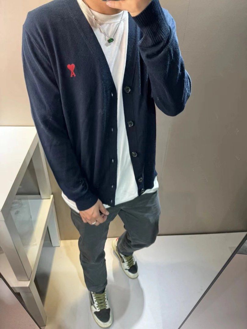 全新AMI PARIS 美利奴羊毛冷衫 （分類：外套及戶外衣服）位於 Hong Kong。 由 onenessstore 提交（商品編號 1269465197，圖片 10）。簡介： 真貨 隨便對比 正價3300rmb S胸圍96衣長62 m胸圍100衣長64 L胸圍104衣長66 Xl胸圍108衣長68 xxl胸圍112衣長70。
