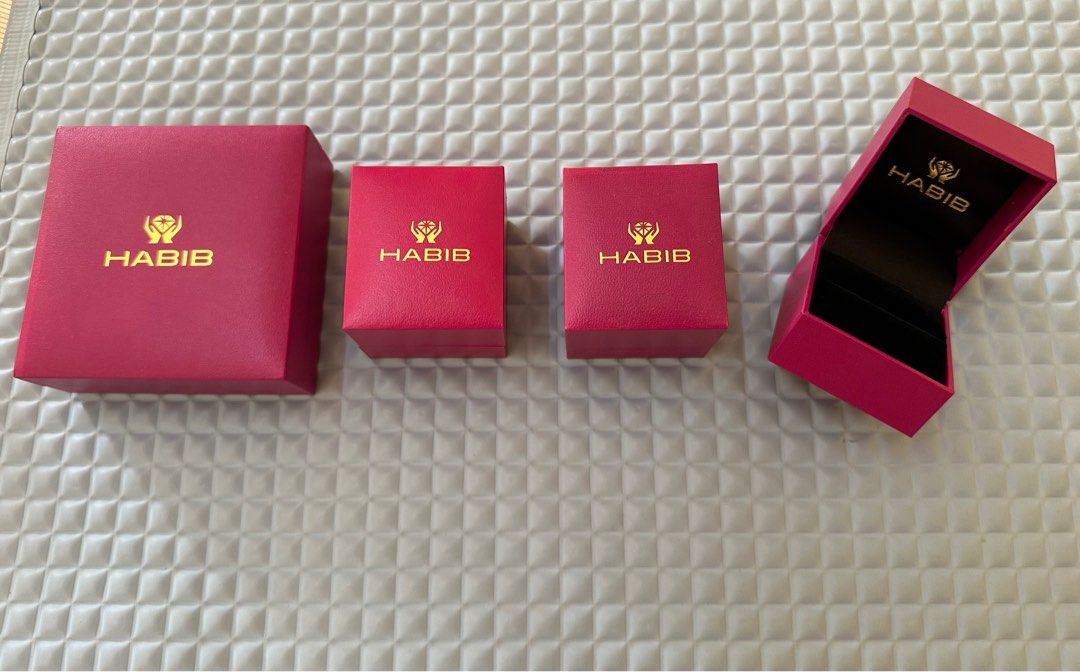 ASSORTED BOX (Category: Accessories) located in Shah Alam. Submitted by lalunaa89 (Listing ID 1269293309, Image 2). Description: Fareha Necklace box : Rm10 Poh Kong Ring Box : Rm10 Habib Bracelet box : Rm30 Habib Ring box : Rm10 Khalifah Jewel Ring Box : Rm5 Kedai Emas Shasha Ring love box : Rm3 Pandora Box : Rm5 Maroon Round Box : Rm5 Swan Box : Rm8 Shell Box : Rm7 LadyBird Box : Rm7 .