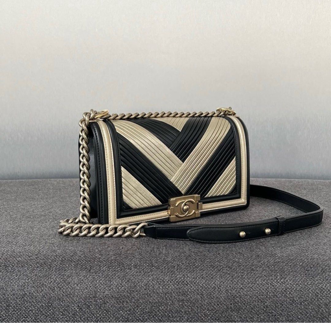 Chanel 16A Le Boy Medium Iridescent lambskin Black Gold Mghw
