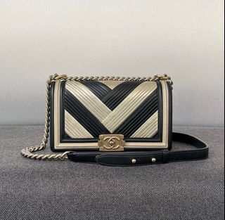 Chanel 16A Le Boy Medium Iridescent lambskin Black / Gold / Mghw