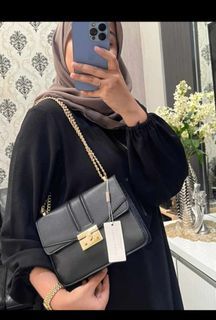 Charles & Keith hitam