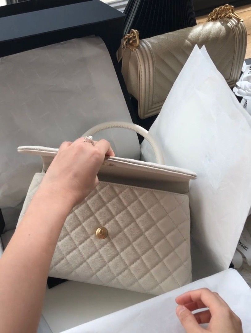 COCO HANDLE C H A N E L LARGE WHITE IVORY CAVIAR onhand full set (Category: Luxury Bags & Wallets) located in Taguig. Submitted by blonde2go (Listing ID 1269329111, Image 2). Description: .