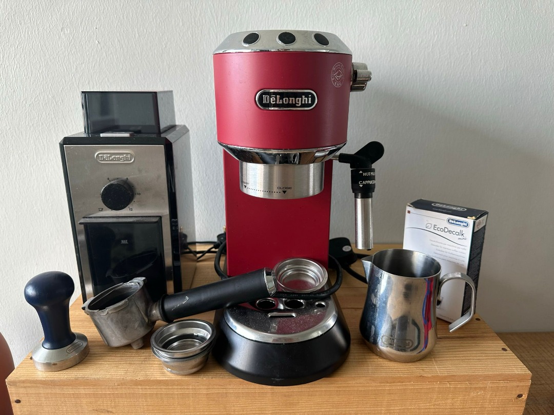 De'Longhi Dedica Style Manual Espresso Coffee Machine (Red) EC685.R