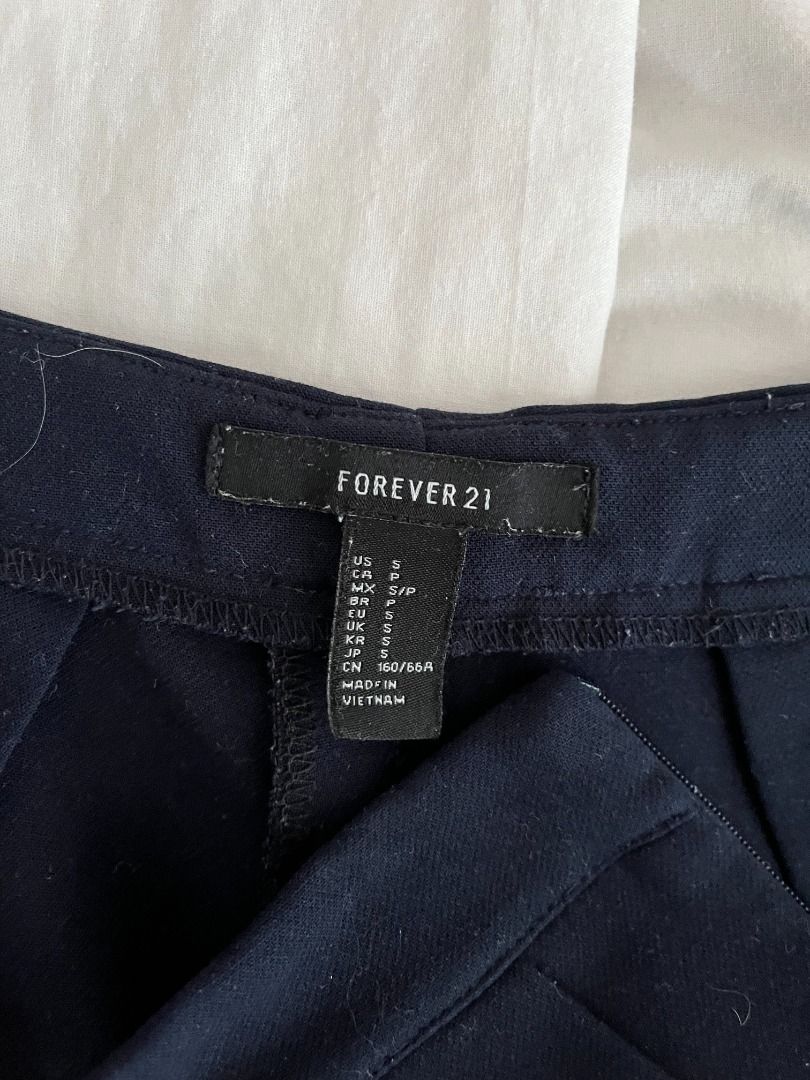 Forever21 Dark Blue Cropped Trousers (Category: Other Bottoms) located in Pasig City. Submitted by declutter.jr (Listing ID 1269329383, Image 1). Description: Zipper functional but may be difficult to slide up Model's measurements: Shoulder to shoulder 16 inches Chest 31 inches Waist 25 inches Hips 34 inches Height 5’3.