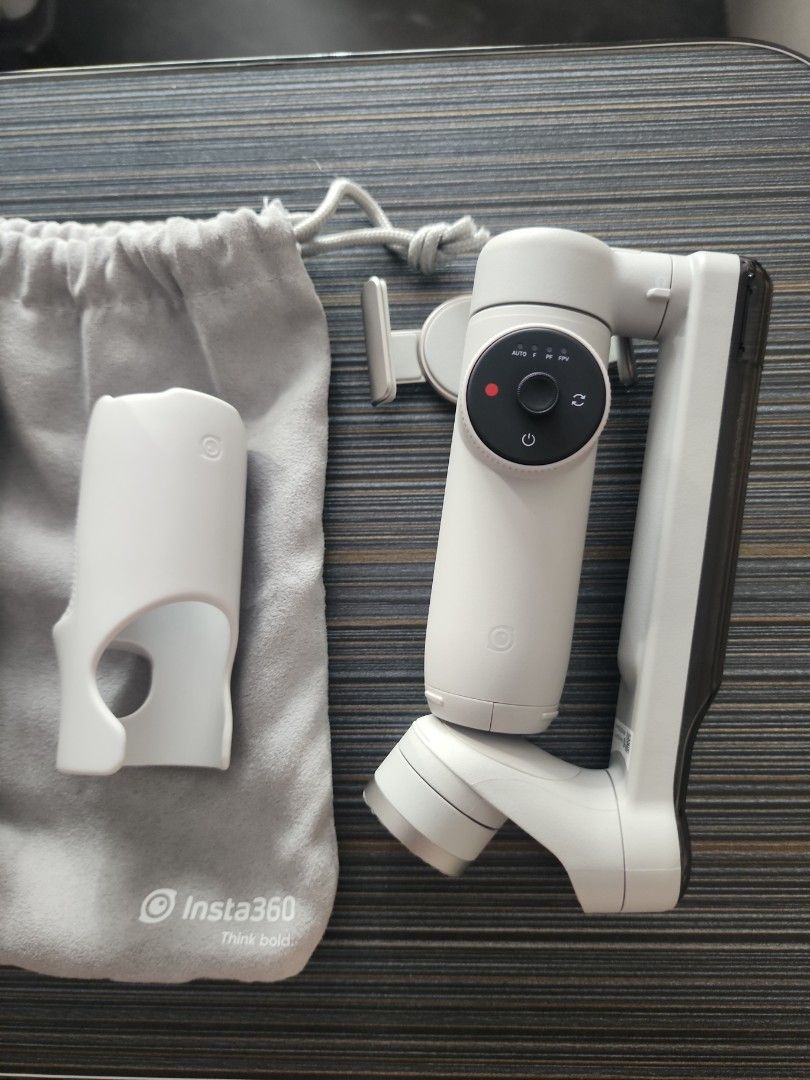 Insta360 flow (Category: Cameras) located in Singapore. Submitted by yoongwjv (Listing ID 1269379749, Image 1). Description: Rarely use.