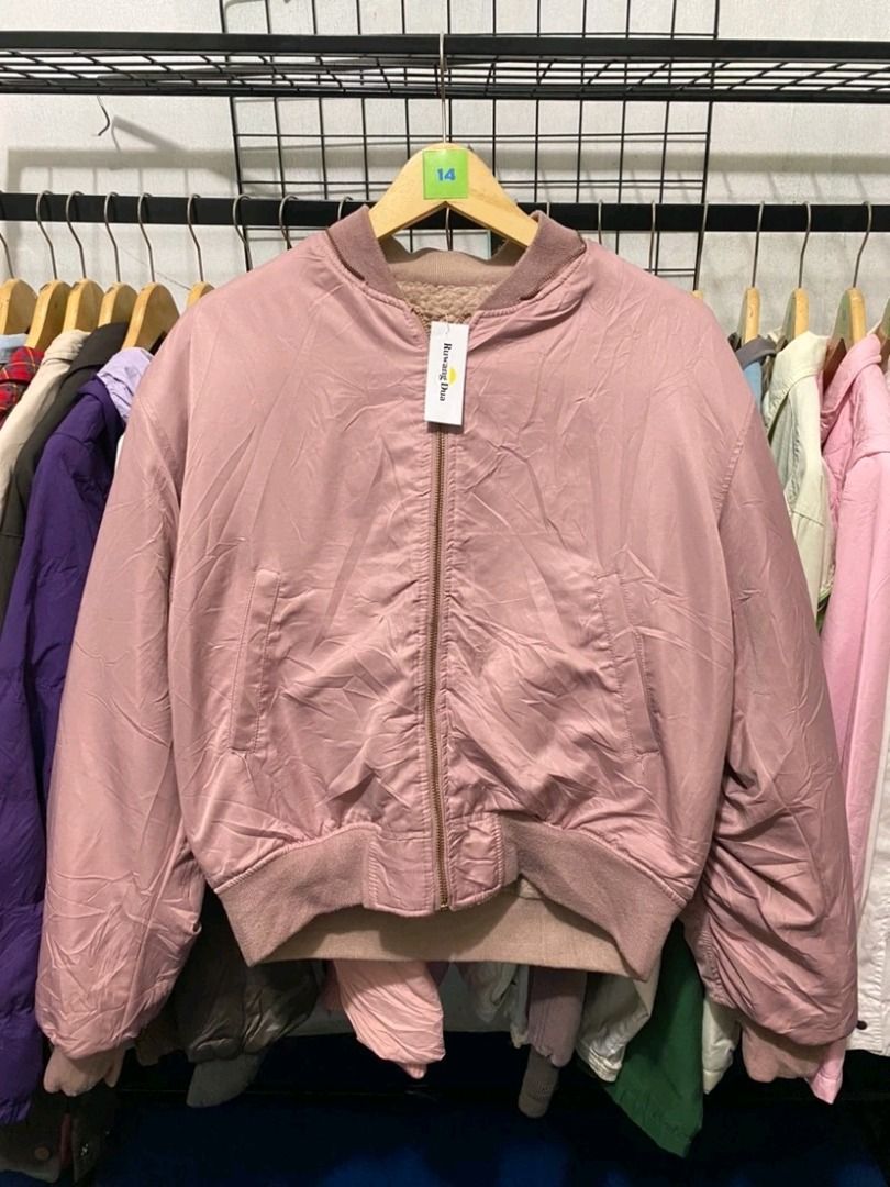 Jaket pink zipper jaket nude (Kategori: Busana Muslim - Lainnya) berada di Bekasi. Dikirim oleh nabillazahravianty1076 (ID iklan 1269302881, Gambar 1). Deskripsi: Aku beli di live tiktok yaw pas baru sampe ternyata kurang cocok di aku huhu. Masih bisa nego yaaa. Sekitar Bekasi bole cod.