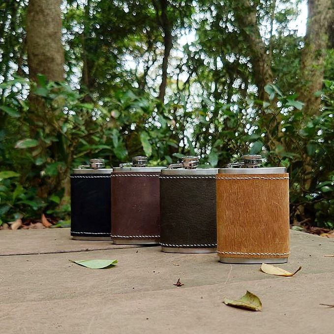 [Laser Print 燙金 定製] 戶外 露營必備 隨身 便攜 威士忌 烈酒 不銹鋼 4oz 酒壺 連 手工 瘋馬牛皮 外套 Outdoor Camping Portable Whiskey Spirits Stainless Steel Jug (4oz) with Handcrafted Crazy Horse Leather Cover （分類：行山及露營）位於 Hong Kong。 由 marilaser 提交（商品編號 1200902960，圖片 1）。簡介： 戶外 露營必備 隨身 便攜 威士忌 烈酒 不銹鋼 4oz 酒壺 連 手工 瘋馬牛皮 外套 Outdoor Camping Portable Whiskey Spirits Stainless Steel Jug (4oz) with Handcrafted Crazy Horse Leather Cover 物料 Material: 瘋馬牛皮 Crazy Horse Leather 容量 Capacity: 4oz 