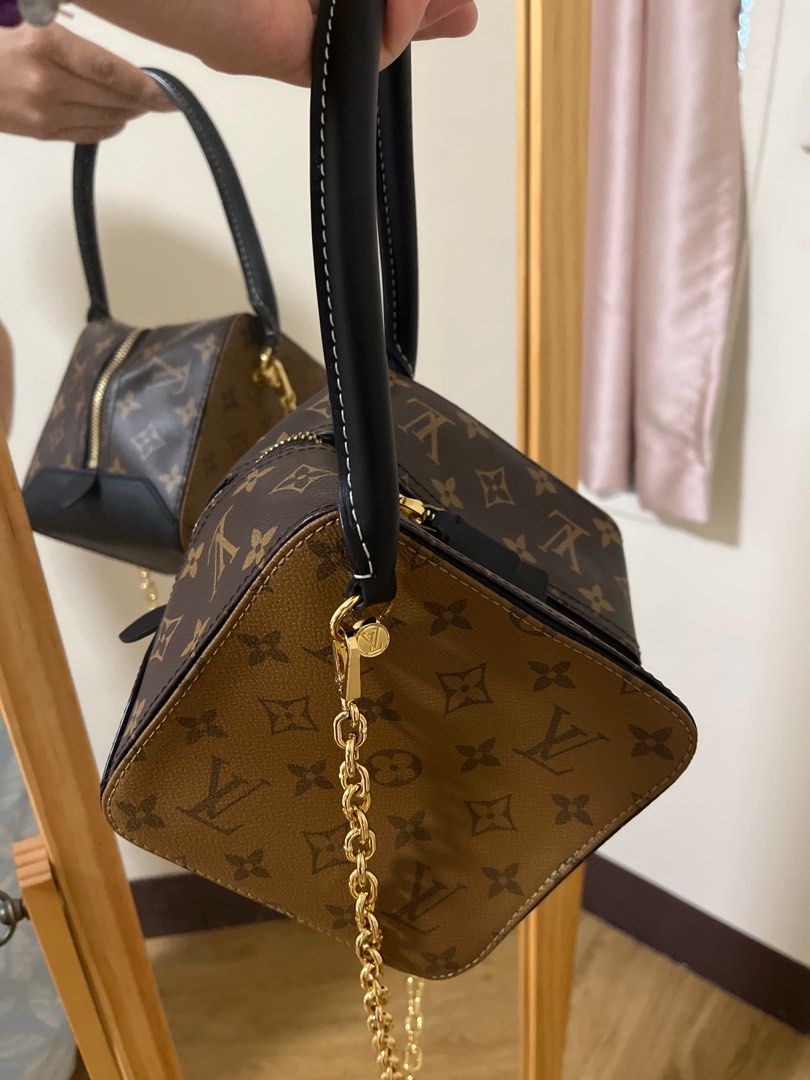 LV M43589 Square Bag