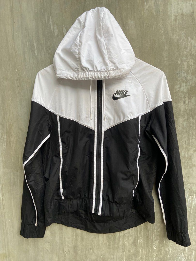 Nike breaker hotsell