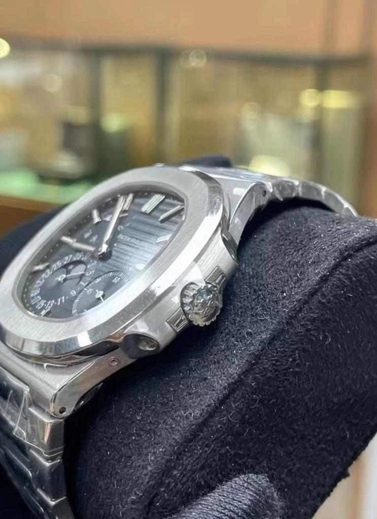 PATEK PHILIPPE 2021 Nautilus 5712 (Category: Luxury Watches) located in Pasig City. Submitted by Watchaholics (Listing ID 1269452499, Image 2). Description: PATEK PHILIPPE 2021 Nautilus 5712 -Ref 5712 -Moon phase with power reserve indicator -Blue dial -Stainless steel -Sapphire crystal case back -9.8/10 condition ( almost brand new condition) -Complete full set For 9.2M You may DM or contact @ 09615077138 Thanks admin😉.