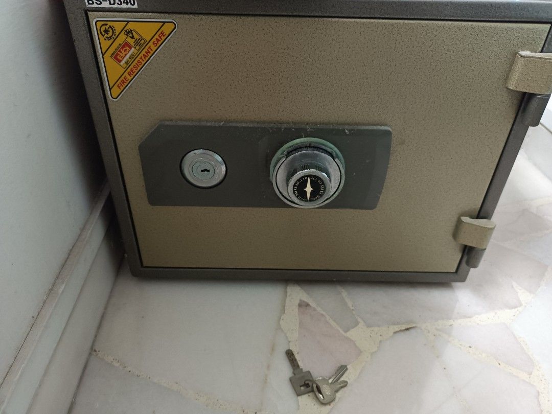 Safe Box manual dial, Furniture & Home Living, Security & Locks, Safe