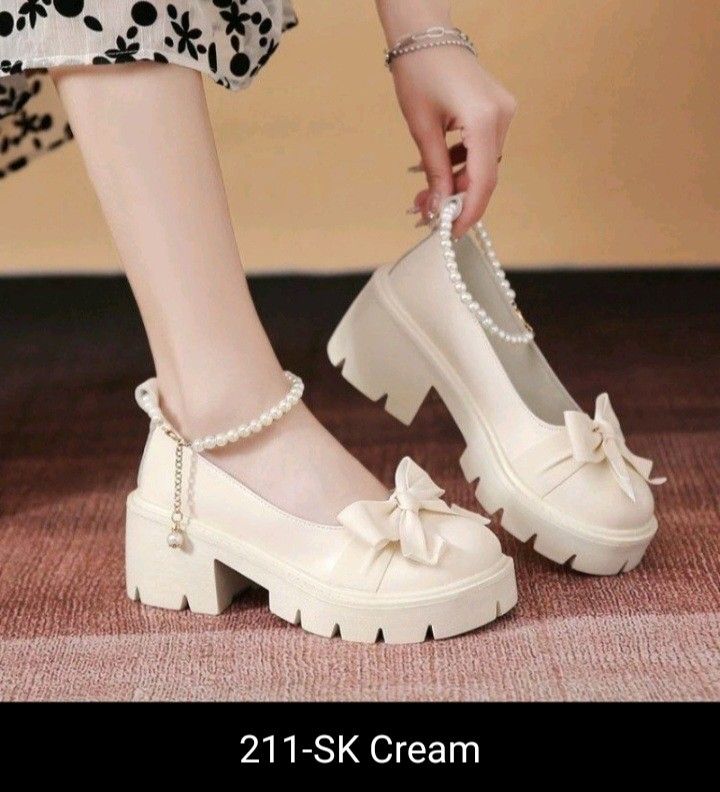 Sepatu Docmart Korean Style Loafers Original Size 36 41 warna Cream dan Hitam sangat elegant dan mewah dari harga normal Rp. 1550.000 sekarang sedang diskon besar besaran NEW. Fesyen Wanita Sepatu di ...