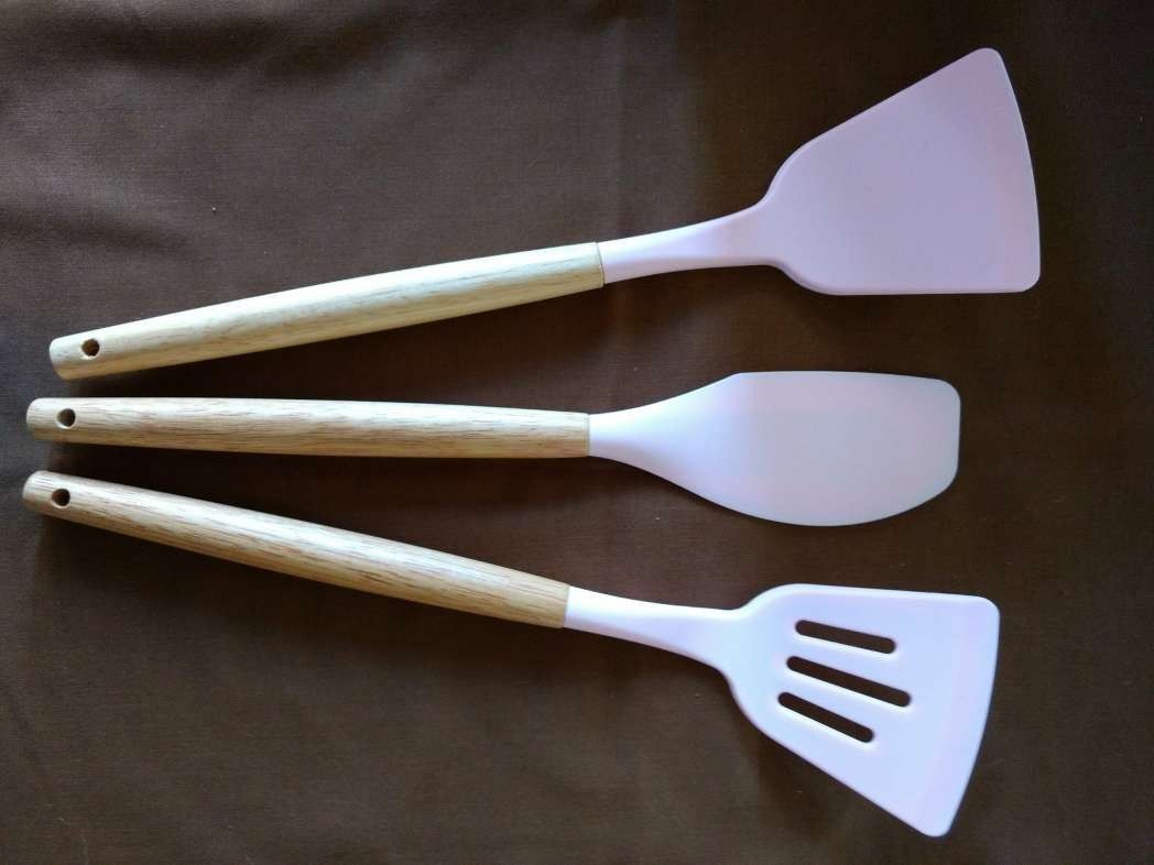 Silicon Kitchen Utensils (Category: Cookware & Accessories) located in Polangui. Submitted by cornerbags_shoes (Listing ID 1269442050, Image 3). Description: Brand new 12pcs silicone kitchen utensils with plastic holder. available in pink and green color.