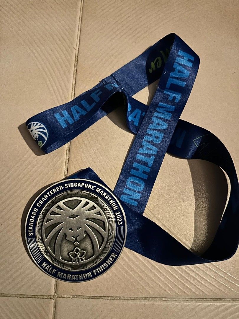 standard chartered marathon singapore 2023 half marathon medal