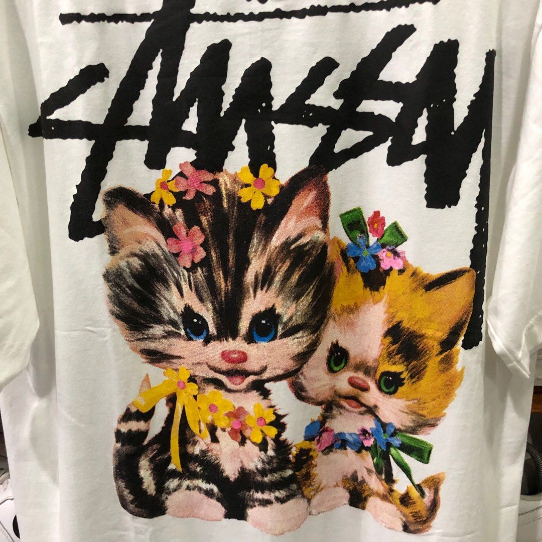 Stussy kittens tee, Fesyen Pria, Pakaian , Atasan di Carousell