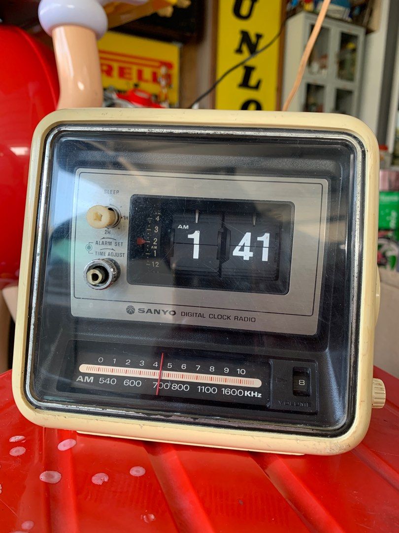 Vintage SANYO digital clock radio, flip flop clock, Hobbies & Toys