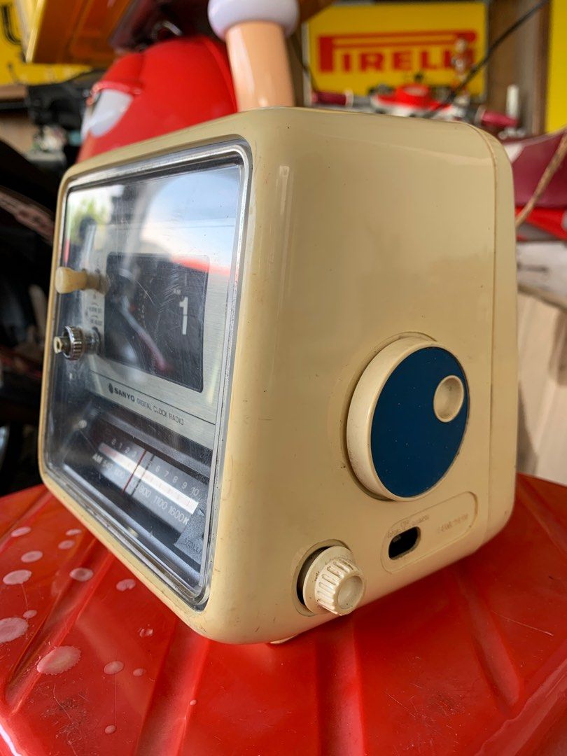 Vintage SANYO digital clock radio, flip flop clock, Hobbies & Toys