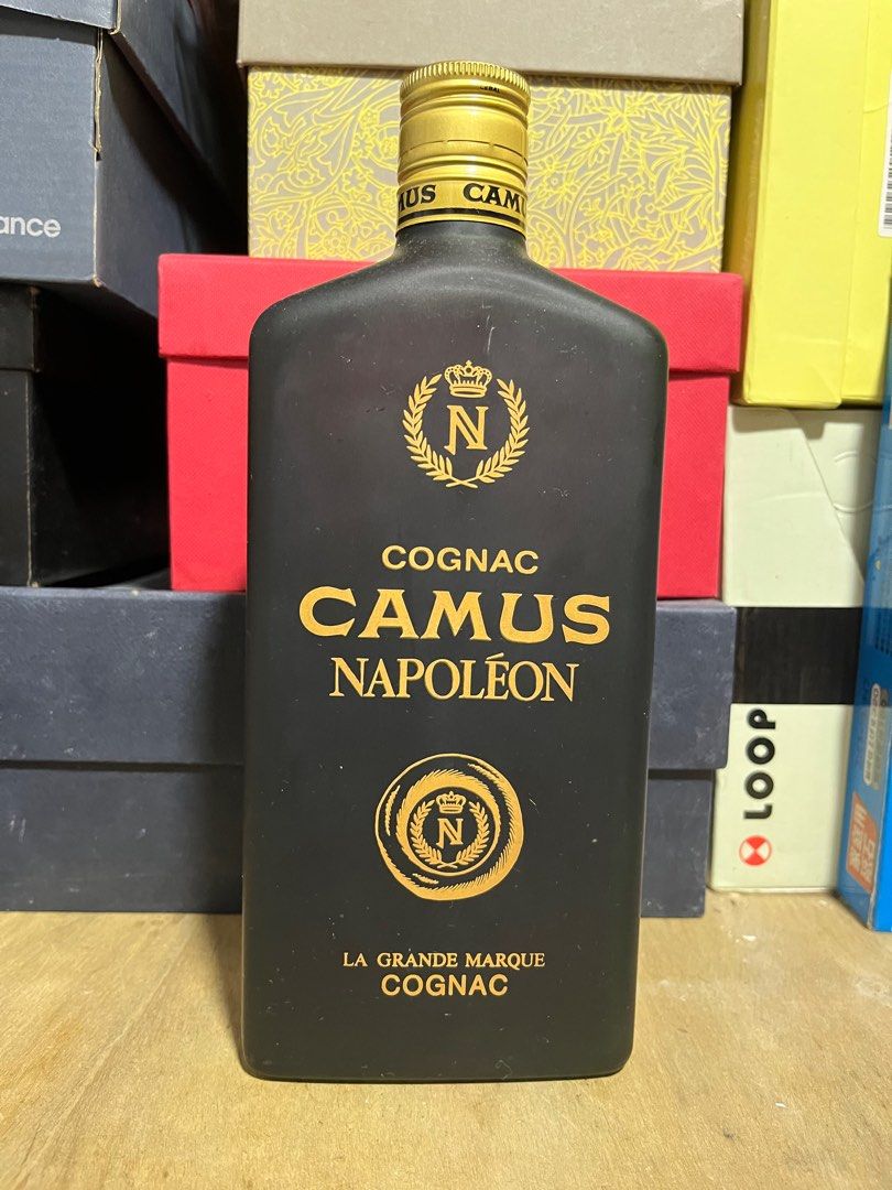 80年代金花扁樽CAMUS . NAPOLEON COGNAC 700ml, 嘢食& 嘢飲, 酒精飲料