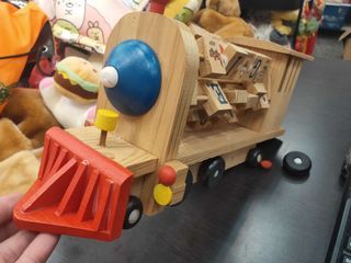 *木頭玩具車車 $120