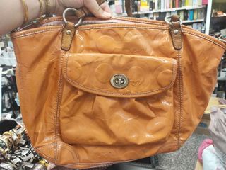 *內裏有髒 3成新 COACH漆皮肩背包-橘黃 34*25CM $450