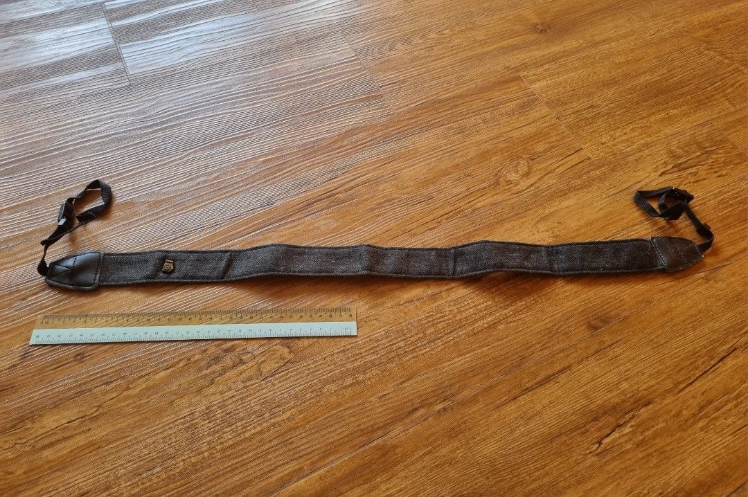 Camera strap (Category: Other Photography Accessories) located in Singapore. Submitted by neutrinol (Listing ID 1268170754, Image 2). Description: A 30-cm ruler inside the second photo for you to estimate the length..