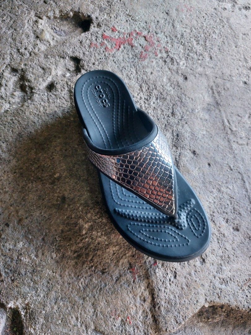 Women's crocs monterey sales metallic wedge flip