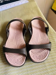 Crocs preloved