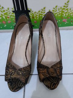 details - pep toe shoes