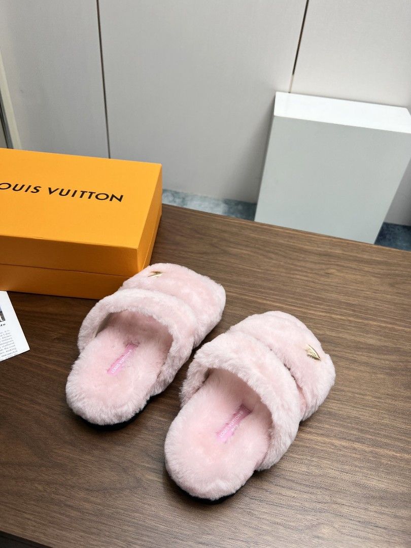 Louis vuitton clearance pink fuzzy slippers
