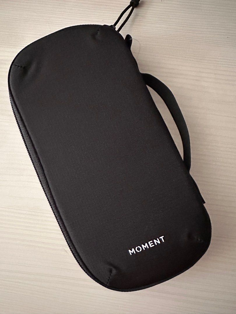 Moment Soft Filter Case (Category: Camera Bags & Carriers) located in Mandaluyong City. Submitted by tech-projekt (Listing ID 1269567135, Image 2). Description: Bnew Moment soft filter case Holds 6 filters .