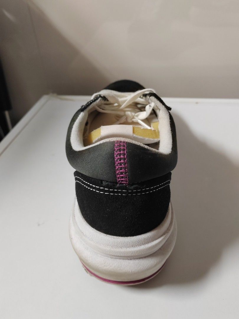 Onitsuka Tiger (Category: Dress Shoes) located in Singapore. Submitted by cindyliw1987549 (Listing ID 1269649847, Image 3). Description: 基本全新，大腳的朋友可以看一下.