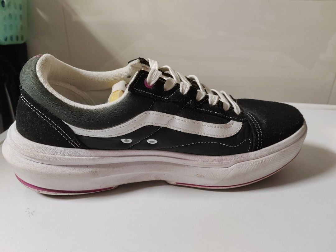 Onitsuka Tiger (Category: Dress Shoes) located in Singapore. Submitted by cindyliw1987549 (Listing ID 1269649847, Image 2). Description: 基本全新，大腳的朋友可以看一下.