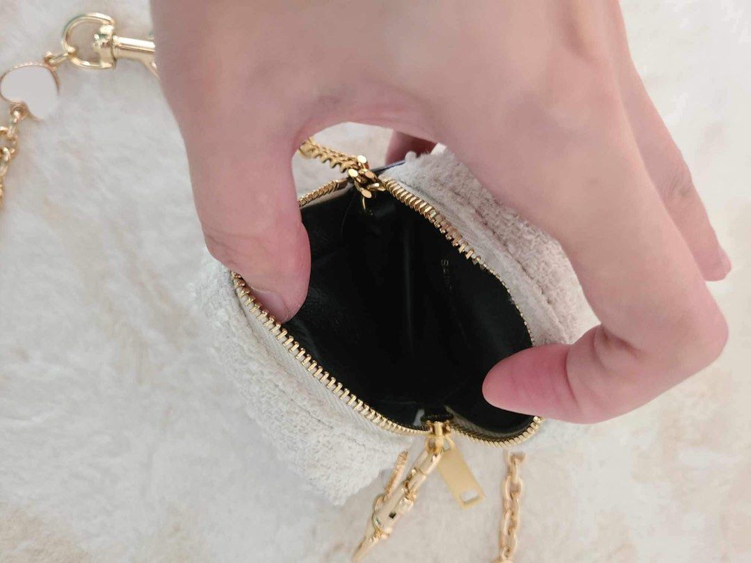 Orig Ysl Coin purse Authentic (Category: Luxury Bags & Wallets) located in Manila. Submitted by _prettyquick (Listing ID 1269595656, Image 2). Description: With provided Chain strap 100000% authentic.