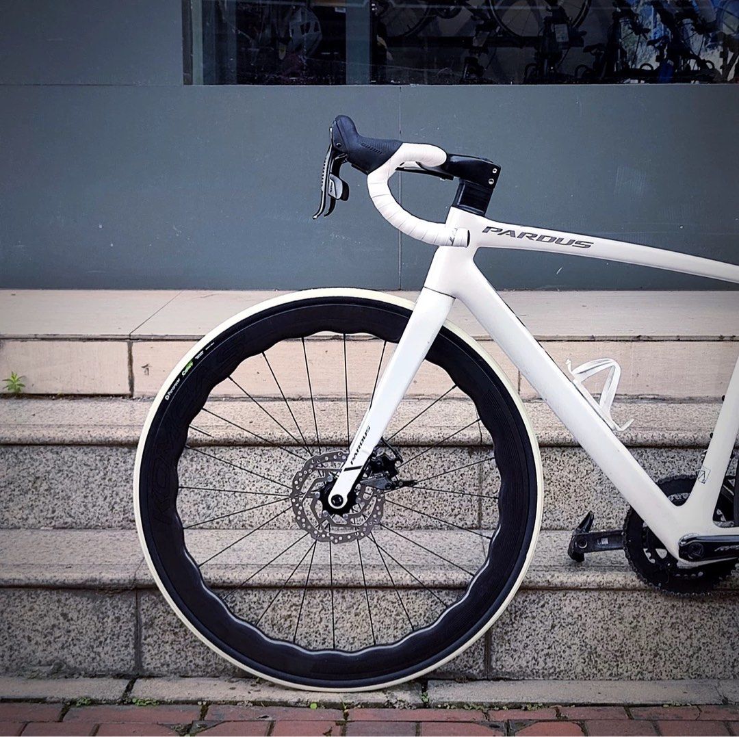 Panaracer comfy 700x28c white x black road bike tyres 290g tubless Sports Equipment Other Sports Equipment and Supplies on Carousell