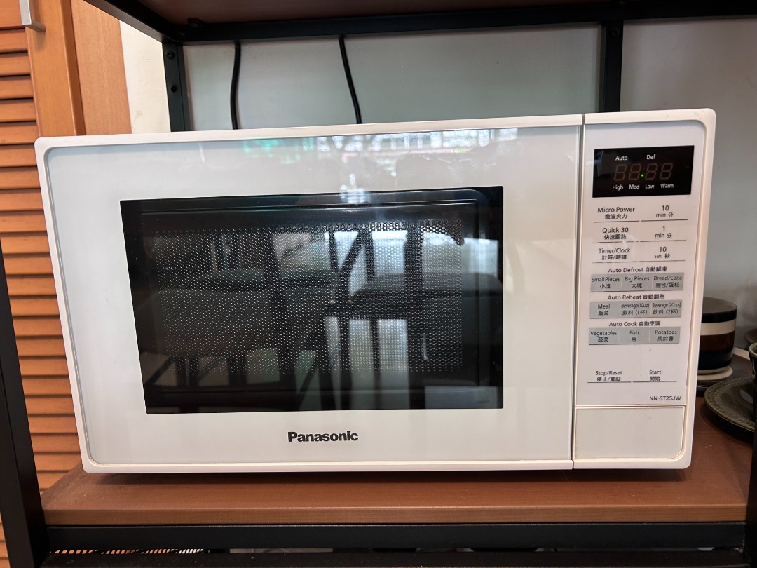 Panasonic Microwave (NNST25JW) 20L, 800W *handover between Dec 1820
