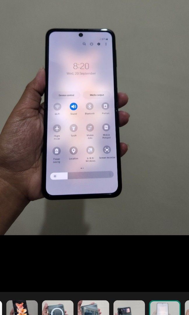 Samsung Z Flip 3 5g (Category: Samsung) located in Caloocan City. Submitted by jcconcep008 (Listing ID 1269533291, Image 3). Description: may konting gasgas sa likod pero hndi halata near sa samsung tag and yung gitna mejo may mark ang tupi kase flip nga but phone it self good condition po. meron ding dent sa screen hndi naman nakaka affect sa performance ng phone still working as we speak kase gamit ko now..