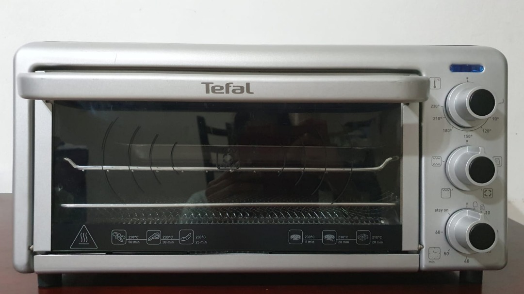 Tefal TO04 convection oven, can bake a full size (10") frozen pizza and grill a full chicken (1