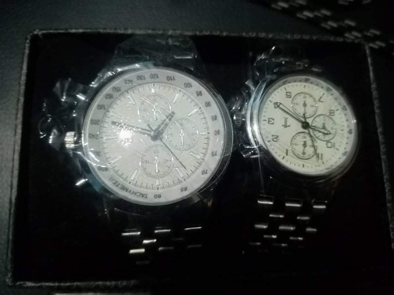 Tomato shop couple watch