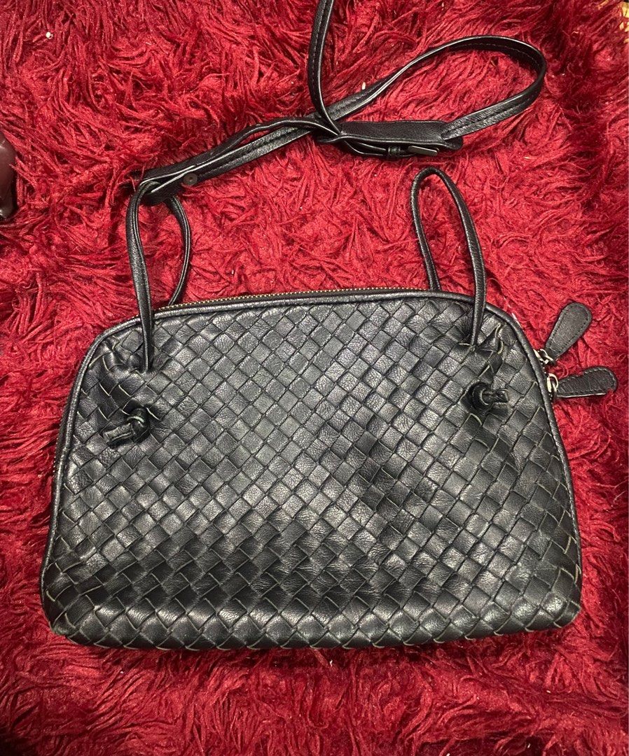 Bottega Veneta Nodini DUPE (Category: Cross-body Bags) located in Makati City. Submitted by docdenisse (Listing ID 1269658707, Image 1). Description: Looks like the Bottega Veneta Nodini Bag Madumi loob, needs cleaning Need rin paayos yung button ng strap .
