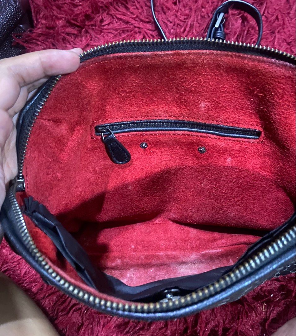 Bottega Veneta Nodini DUPE (Category: Cross-body Bags) located in Makati City. Submitted by docdenisse (Listing ID 1269658707, Image 3). Description: Looks like the Bottega Veneta Nodini Bag Madumi loob, needs cleaning Need rin paayos yung button ng strap .