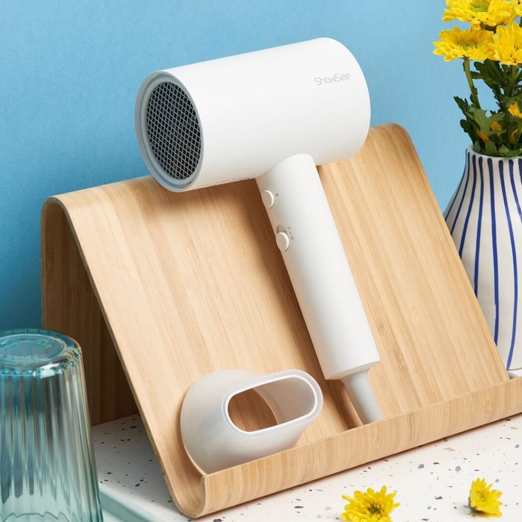Xiaomi Hairdryer (Category: Hair) located in Paranaque City. Submitted by michelleko02 (Listing ID 1269506183, Image 1). Description: Basic parameters: Model: A1-W/A2-W Weight: 450g Color: White Rated input: 220V 50Hz Rotated power: 1800W Cable length: 1.8m Package weight: 650g Package size: 14 x 9.6 x 26.5cm Features High concentration of negative ions moisturize the hair, upgrade the styling experience, 20 million negative ions per cubic centim