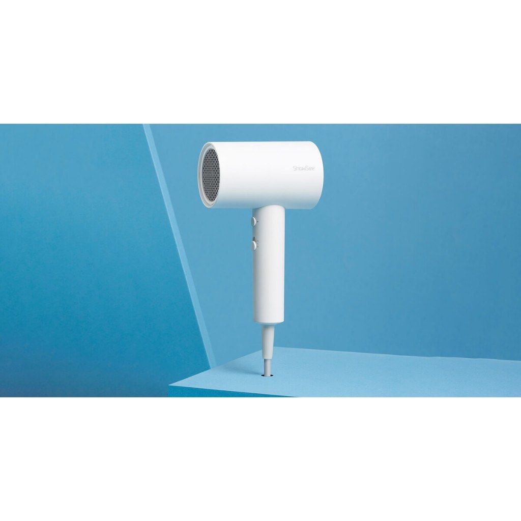 Xiaomi Hairdryer (Category: Hair) located in Paranaque City. Submitted by michelleko02 (Listing ID 1269506183, Image 2). Description: Basic parameters: Model: A1-W/A2-W Weight: 450g Color: White Rated input: 220V 50Hz Rotated power: 1800W Cable length: 1.8m Package weight: 650g Package size: 14 x 9.6 x 26.5cm Features High concentration of negative ions moisturize the hair, upgrade the styling experience, 20 million negative ions per cubic centim