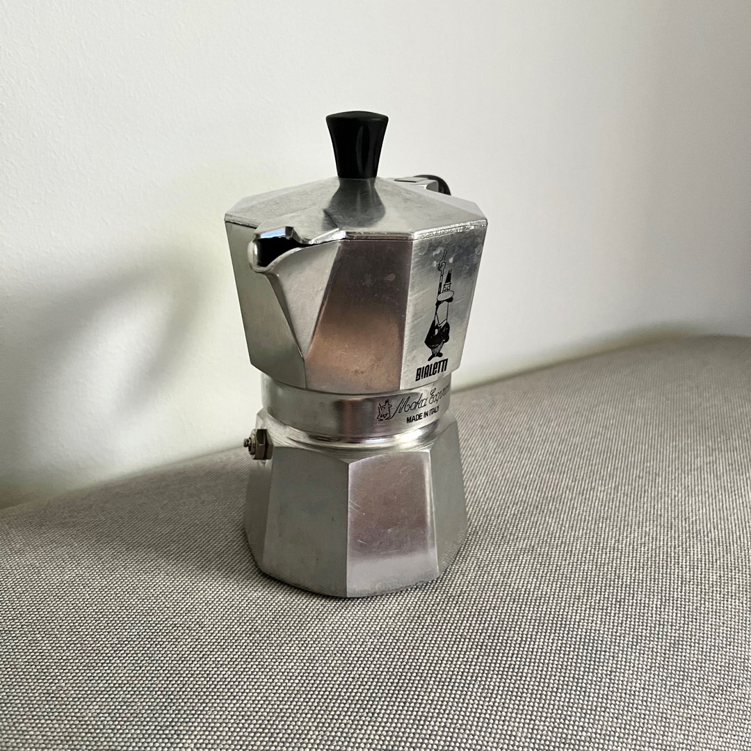  Bialetti - New Brikka, Moka Pot, the Only Stovetop Coffee Maker  Capable of Producing a Crema-Rich Espresso, 2 Cups (3,4 Oz), Aluminum and  Black: Home & Kitchen