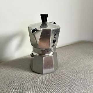 Bialetti - Moka Express Italia Collection: Iconic Stovetop Espresso Maker,  Makes Real Italian Coffee, Moka Pot 6 Cups (9 Oz - 270 Ml), Aluminium
