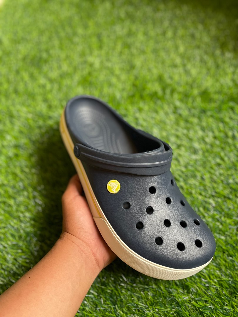 Crocs, Men's Fashion, Footwear, Slippers & Slides on Carousell