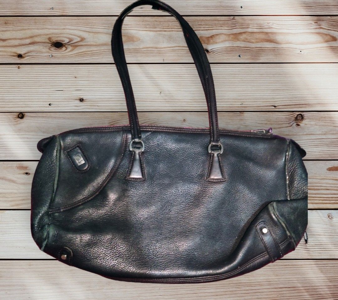 Ferregamo salvatore (Category: Luxury Bags & Wallets) located in Baguio. Submitted by luxeloomarchive (Listing ID 1269877910, Image 1). Description: ferregamo Salvatore minimal signs of usage.