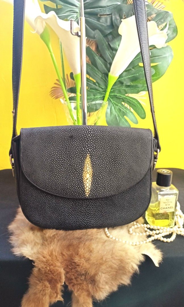 Genuine stingray leather sling bag from japan (Category: Luxury Bags & Wallets) located in Manila. Submitted by osaze_27japanbags (Listing ID 1269704689, Image 3). Description: Genuine stingray leather sling bag🇯🇵 ang leather na maswerte🥰 no flaws,minimal sign of wear only grabe sa leather ito,sobrang tibay pm na po,madam ko.