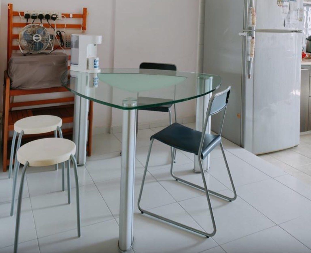 Triangle glass outlet dining table set