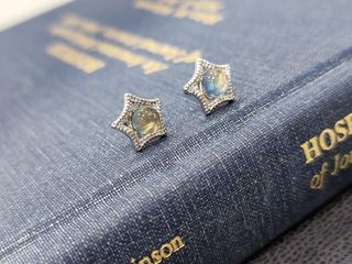 金藍光♥英國帶回英國Harrods天然拉長石藍光貓月光石眼效應復古風925純銀耳釘耳環
